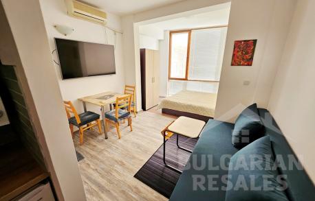 Студио с отделна спална зона и изглед към басейна - Снимка 2