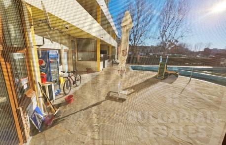 Студио с отделна спална зона и изглед към басейна - Снимка 8