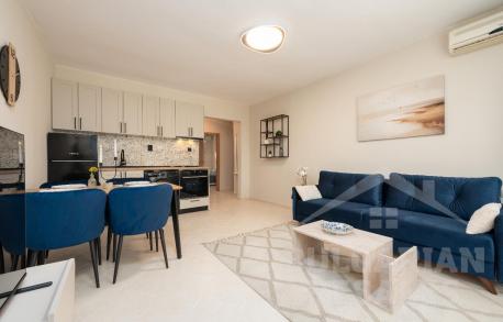 Suitable for permanent residence! Designer renovation, pool view - Photo 3