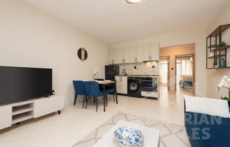 Suitable for permanent residence! Designer renovation, pool view - Photo 4