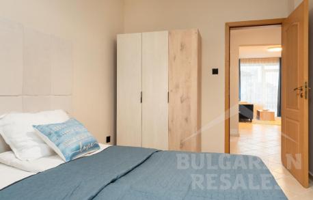 Suitable for permanent residence! Designer renovation, pool view - Photo 11