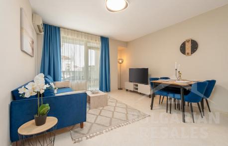 Suitable for permanent residence! Designer renovation, pool view - Photo 1