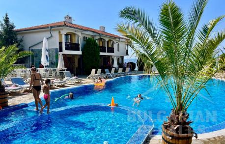 Апартамент в малък комплекс на брега на морето - Снимка 19