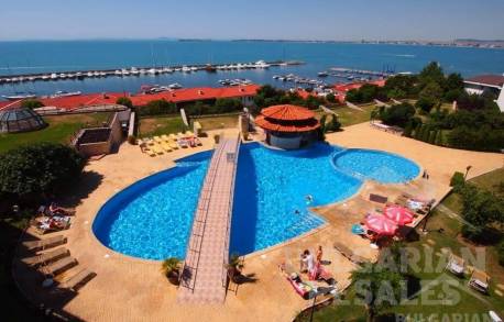 Първа линия! Апартамент в Свети Влас, район на яхтеното пристанище - Снимка 1