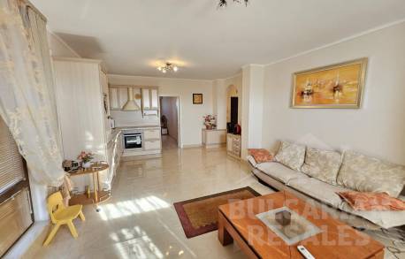 Просторен апартамент с модерно обзавеждане  - Снимка 4