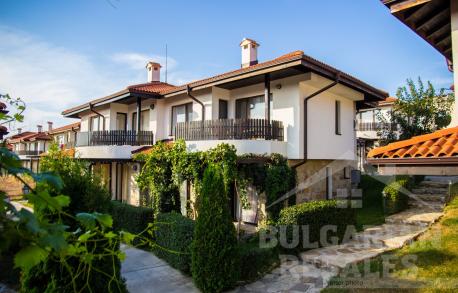 Чудесна семейна къща на първокласно място в BAY VIEW VILLAS  - Снимка 1