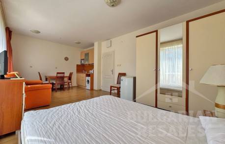 Furnished studio with a convenient layout in Flores Park - Photo 5