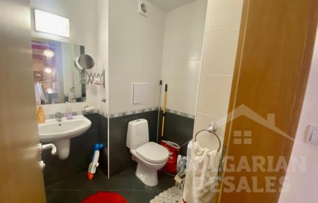 Изглед към басейна и планините! Апартамент на крачка от плажа - Снимка 10