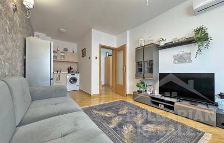 Moderný apartmán s výhľadom na bazén, komplex „Golden Dreams“ - Фото4