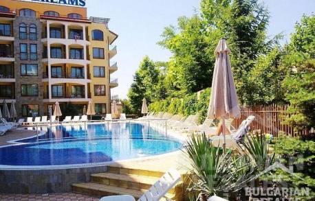 Moderný apartmán s výhľadom na bazén, komplex „Golden Dreams“ - Фото1
