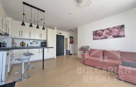 Апартамент с мебели и ремонт на 10 минути от плажа - Снимка 2