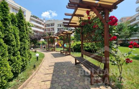 Прекрасен апартамент с голям балкон комплекс Гранд Камелиа 2 - Снимка 14