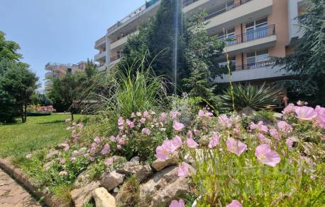 Уютен апартамент в добър район на курорта - Снимка 13