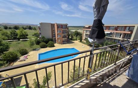 Апартамент с изглед към басейна в голям комплекс - Снимка 6