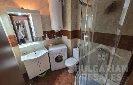 Апартамент с изглед към басейна в голям комплекс - Снимка 9