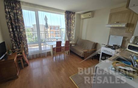 Апартамент с изглед към басейна в голям комплекс - Снимка 2