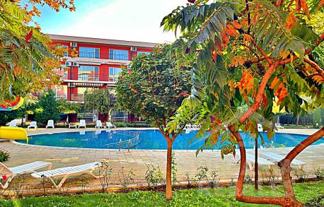 Апартамент мечта: стилно обновяване и гледка към басейна! - Снимка 11