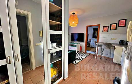 Апартамент мечта: стилно обновяване и гледка към басейна! - Снимка 2