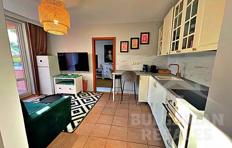 Апартамент мечта: стилно обновяване и гледка към басейна! - Снимка 3