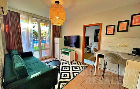 Апартамент мечта: стилно обновяване и гледка към басейна! - Снимка 4