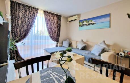 Апартамент с изглед към басейна и красиво реновиране - Снимка 1