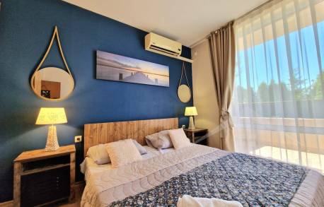 Апартамент с изглед към басейна и красиво реновиране - Снимка 11