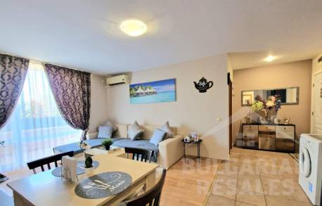 Апартамент с изглед към басейна и красиво реновиране - Снимка 4