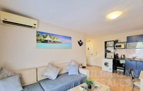 Апартамент с изглед към басейна и красиво реновиране - Снимка 5