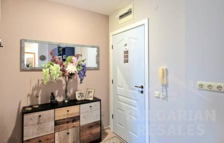 Апартамент с изглед към басейна и красиво реновиране - Снимка 7