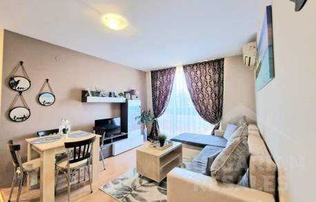 Апартамент с изглед към басейна и красиво реновиране - Снимка 2