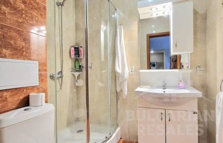 Апартамент с изглед към басейна и красиво реновиране - Снимка 12