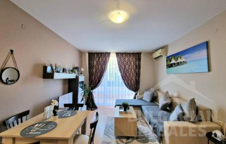 Апартамент с изглед към басейна и красиво реновиране - Снимка 3