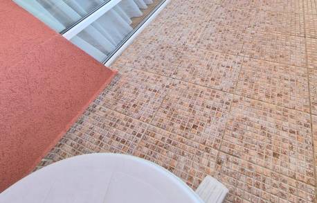 Апартамент с изглед към басейна и красиво реновиране - Снимка 13