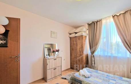 Апартамент с изглед към басейна и красиво реновиране - Снимка 14