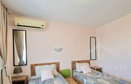 Апартамент с изглед към басейна и красиво реновиране - Снимка 15