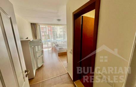 Студио с мебели и изглед към басейна - Снимка 6