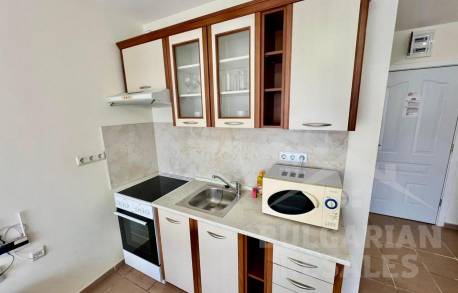 Студио с мебели и изглед към басейна - Снимка 5