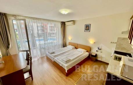 Студио с мебели и изглед към басейна - Снимка 3