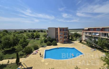 Апартамент с изглед към басейна в голям комплекс - Снимка 1