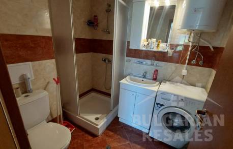 Просторен апартамент на брега на морето с голяма тераса - Снимка 12