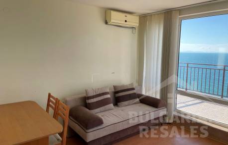 Двустаен апартамент с фронтална гледка към морето на първа линия в Свети Влас. - Снимка 7