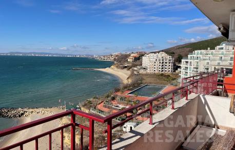 Двустаен апартамент с фронтална гледка към морето на първа линия в Свети Влас. - Снимка 4