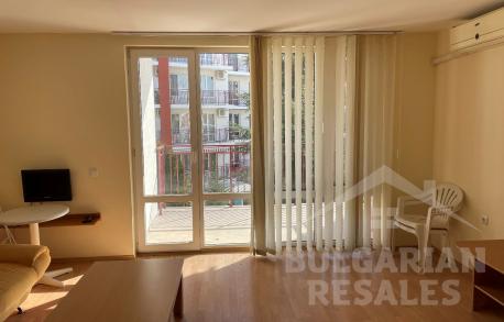 Обзаведен двустаен апартамент за продажба с гледка към морето на първа линия в Свети Влас - Снимка 6