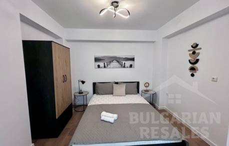 Widok na basen i dobra renowacja - mieszkanie w 