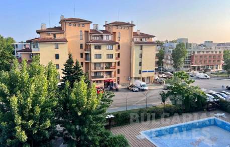 Widok na basen i dobra renowacja - mieszkanie w 