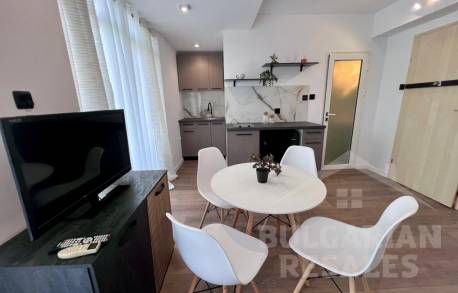 Widok na basen i dobra renowacja - mieszkanie w 