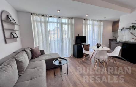 Widok na basen i dobra renowacja - mieszkanie w 