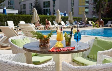 Two-bedroom apartment in the “Karlovo” aparthotel, with a view of the pool - Photo 13
