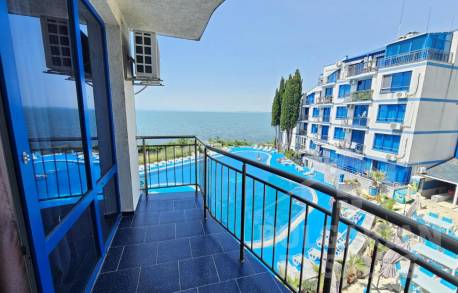 Двустаен апартамент с панорамна гледка към морето на първа линия в Поморие - Снимка 2