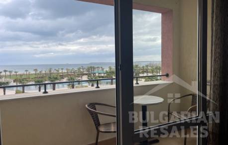 Просторен апартамент с гледка към морето в комплекс Majestic - Снимка 9